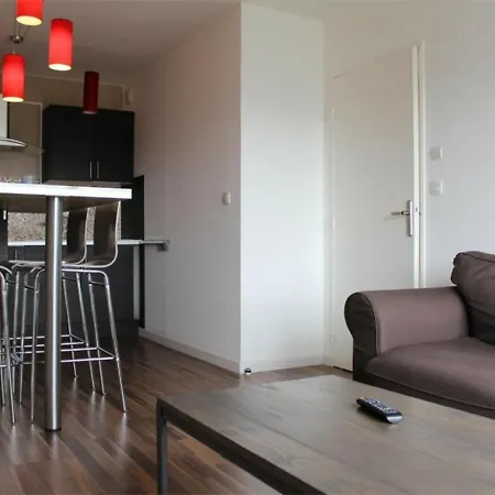 Paisible Avec Balcon, Jardin, Parking Prive Et Proche A La Rochelle - Fr-1-246-142 *